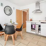 Central Holborn, Lovely And Bright Apartment For 4
