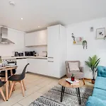 Central Holborn, Lovely And Bright Apartment For 4